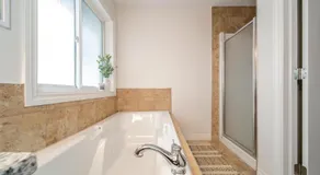 Bali Style Home - King Bed - Fireplace - Jacuzzi - Fast Wi-Fi - Free Netflix & Garage Parking - Image 4