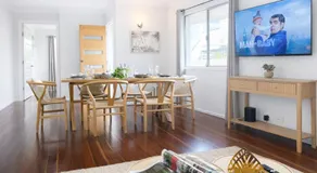 Chic Urban Escape in Norman Park - Holiday Home - Image 5