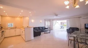 Spacious 3-bedroom beach Bungalow - Image 2