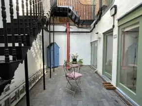 City apartment with courtyard at 11 Back Walk - Image 3