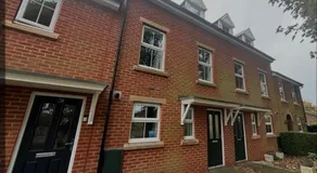 Modern 3 Bed, Ideal for Contractors, FREE PARKING - Central - Image 4