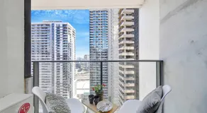 Bright 2BR Apartment City Views & Central - Image 4