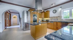 Spacious 4-Bedroom Villa with Private Pool and Stunning Sunset Views, 3 Minutes from the Beach - Image 4