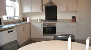 Seaside View Apartment - Sunny bright two bedroom apartment - Lift inside - Image 3