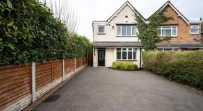 Stylish Three Bedroom Property With Parking - Image 5