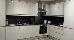 Spacious 3BR Stay Near Heathrow and Central London - Image 5