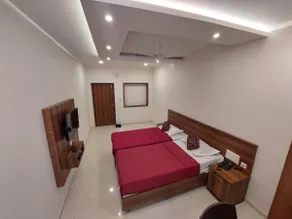 FOUR SQUARE COMFORTS - Image 2