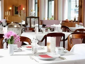 Tante Alma's Mülheimer Hotel - Image 2