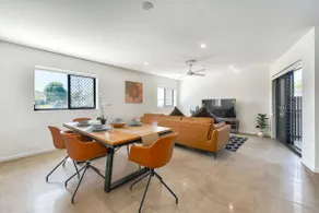 3BR Top Floor Apartment with Parking, EV friendly & Views Brisbane South - Image 4