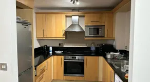 Captivating 1-Bed Apartment in London - Image 3