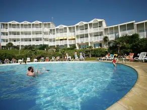 Apartment with sea or pool views - Image 4