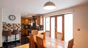 Exclusive 3-Bedroom Villa in Sheffield - Image 3
