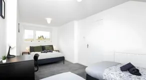 5 Individual Beds - Free Parking - Image 2