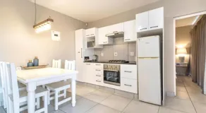 Kelly's Beachfront Apartments - Image 2