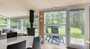 Holiday home with spacious garden - Image 5