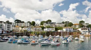 PAIGNTON S ONLY Ground floor Garden 2 Bedroom Apartment in front of the Pier & your Very own Private FREE Car space ,2 Double beds , 2 Single Beds , Kitchen , Air Fryer , 50 Blue ray Films ,Hotel Reception to Greet & Happily Help you - Image 5