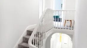 4 Bedrooms Spacious House With 2 Bathrooms Free Parking - sleeps up to 10 guests - Image 3