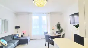 Spacious 3 bed flat near the sea with parking - Image 3