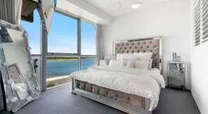 Exceptional Luxury ~ Broadwater Beauty ~ Free Parking ~ Top Location - Image 2