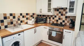 Large Apartments next to East Midlands Airport with Free Gated Parking! - Image 3