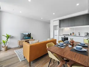 Modern Apartment on Burgundy precinct & Parklands - Image 5