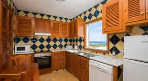 Spacieuse maison de vacances entièrement équipée avec terrasse, piscine et barbecue | Vue plage | À côté de la plage - Image 3