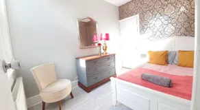 Wimborne House, 3BR, Airport, M1, 6 beds - Image 2