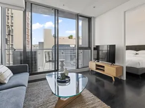 Modern 1-Bed Apartment Close to Attractions - Image 2