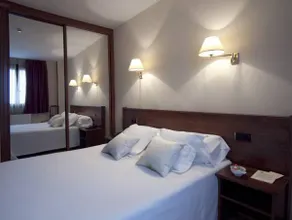 Hotel y Apartamentos Arias - Image 4