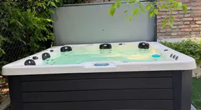 Buda Luxury Jacuzzi Suite - Image 3