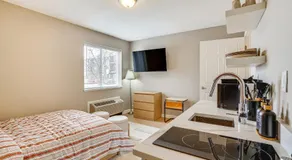 Convenient Studio Stay: Easy Access to Twin Cities - Image 2