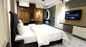 Metropole Hotel - Image 2