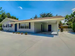 Stylish Updated Retreat Large for Family Reunion or Fun Time with Friends Close to Beach and Shop - Image 4