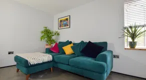Modern Apartment Central Woodstock with Parking - Image 2