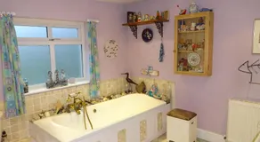 Victorian Gate House Own Bathroom - Image 2