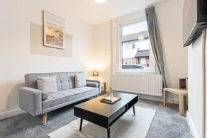 Herschell House - Central Location - Free Parking, Fast Wifi, SmartTV with Netflix - Perfect for Contractors, Families and Groups by Yoko Property - Image 2