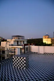 Modern fully furnished 1 bhk on golf course road - Image 3