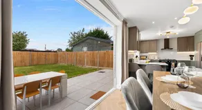 Stylish group retreat with garden, games & parking in West London - Image 4