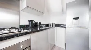 Trendy 3 Bedroom Home with WiFi - Ideal for Relocation-Near M25, Free Parking - Image 2