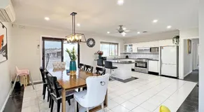 Doncaster Renovated 5BD/4BR Brick Home Parking WiFi - Image 2