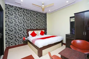 OYO 15525 Signature Inn - Image 2