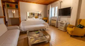 Sailinn Beach House - Image 2