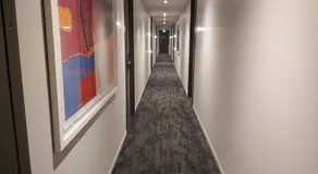 Luxury 2 bedroom + FREE carpark near the city - Image 5