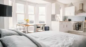 Barry Island Beachfront Apartment - Stunning Bay Views and Private Parking - Image 2