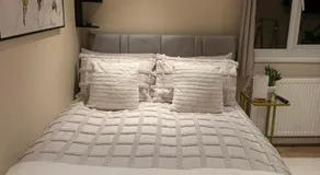 Prime King sized room with private bathroom - Image 4
