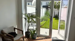 Large double room with a private bathroom in a quiet neighbourhood - Image 2