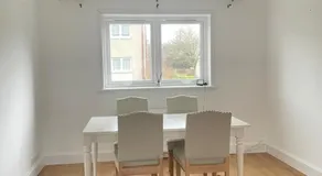 Modern 3Bed home near airport with free parking - Image 5