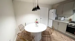 3-Bed House Sleeps 5 Free Parking - Image 3