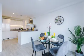 2-Bed Modern Salford Apartment - Near City Centre - Image 5