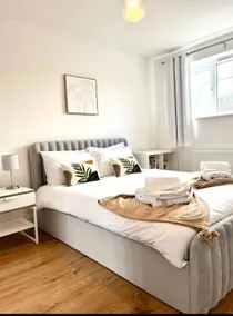 Tranquil Turquoise - 3 Bed House With Parking - Image 2